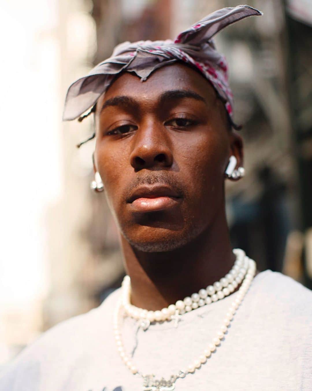 のインスタグラム：「I never thought AirPods would look so good with pearls but he‘s proof they do! New York」