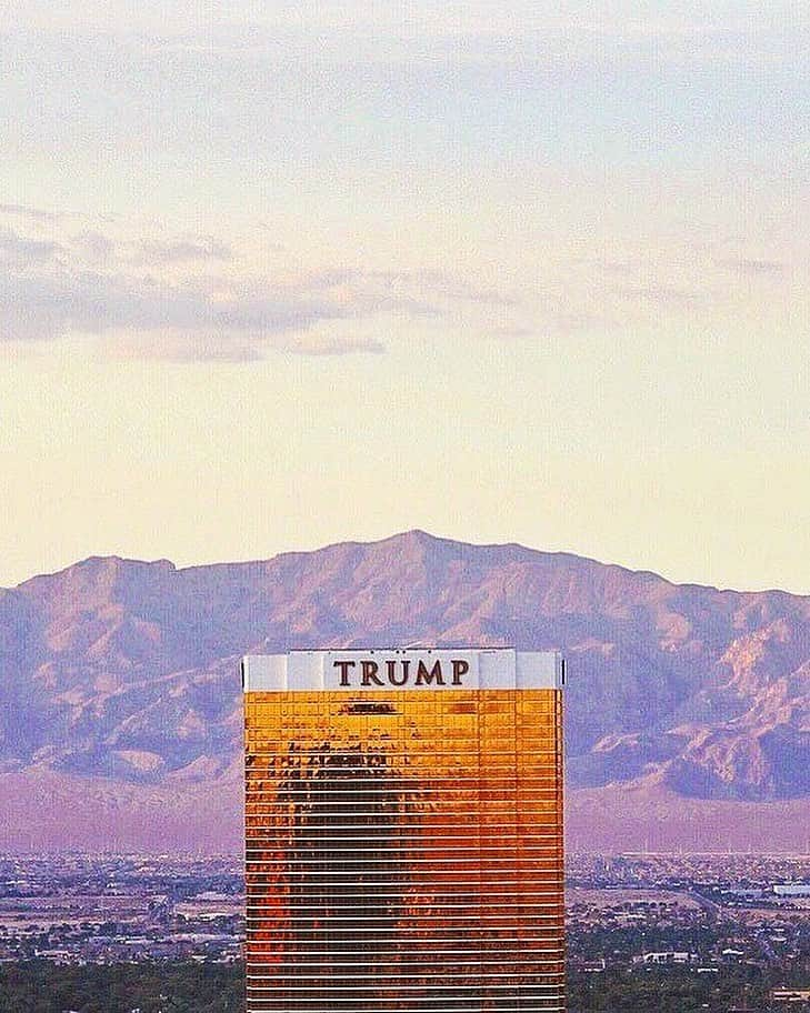 トランプ・ホテルさんのインスタグラム写真 - (トランプ・ホテルInstagram)「Las Vegas: where the neon glow of the city's skyline rivals that of southwest sunsets @TrumpLasVegas #LasVegas #TrumpHotels #TrumpViews」8月2日 5時36分 - trumphotels