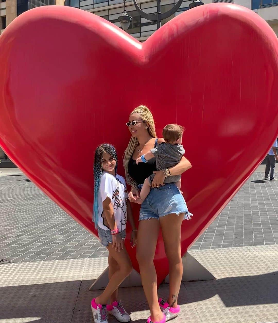 ジョエル・マーディニアンさんのインスタグラム写真 - (ジョエル・マーディニアンInstagram)「Love from Lebanon 🇱🇧 #live #heart #bigheart #redheart #Lebanon #beirut #familyfirst」8月2日 5時36分 - joellemardinian