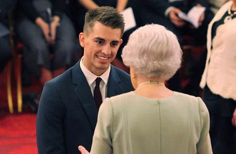 マックス・ウィットロックさんのインスタグラム写真 - (マックス・ウィットロックInstagram)「‪#TBThursday to receiving my MBE by the queen herself! A very proud moment 🎖 . #TBT #throwbackthursday ‬」8月2日 5時44分 - maxwhitlock