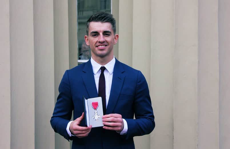マックス・ウィットロックのインスタグラム：「‪#TBThursday to receiving my MBE by the queen herself! A very proud moment 🎖 . #TBT #throwbackthursday ‬」