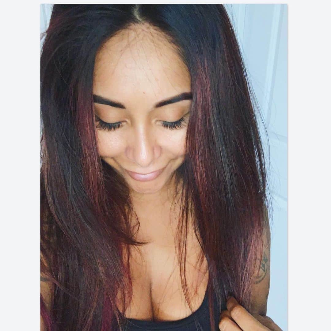 ニコール・ ポリッツィのインスタグラム：「Mawma had a little spa day @lhspaandrejuvenation 🖤 lashes & henna brows! OBSESSED!」