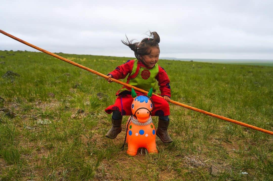 Michael Yamashitaさんのインスタグラム写真 - (Michael YamashitaInstagram)「Like Father, Like Son: Three-year-old Adiya practices his horseback riding skills, with catch pole in hand to wrangle wild horses just like his dad. Mongolian nomads are said to be some of the best horsemen in the world, and the key is to start them young.  #innermongolia #mongolian #cowboy」8月2日 5時51分 - yamashitaphoto