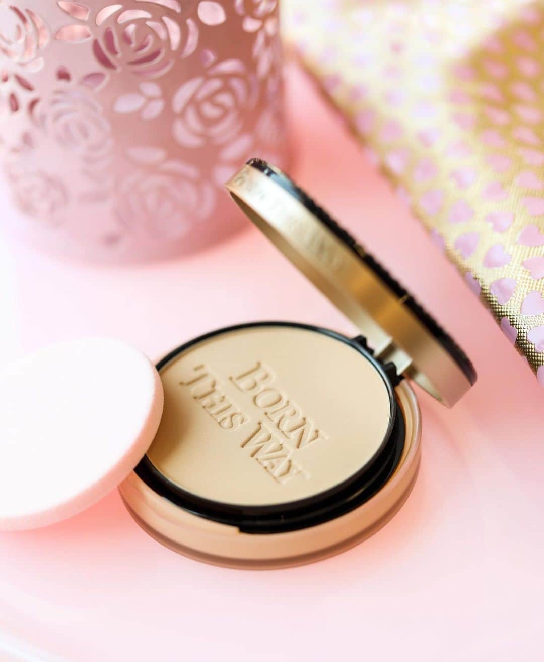 Too Facedさんのインスタグラム写真 - (Too FacedInstagram)「Stay flawless Mon-Sun with our Born This Way Powder Foundation - use it to get FULL COVERAGE in seconds! ✨ #tfbornthisway #toofaced」8月2日 6時01分 - toofaced
