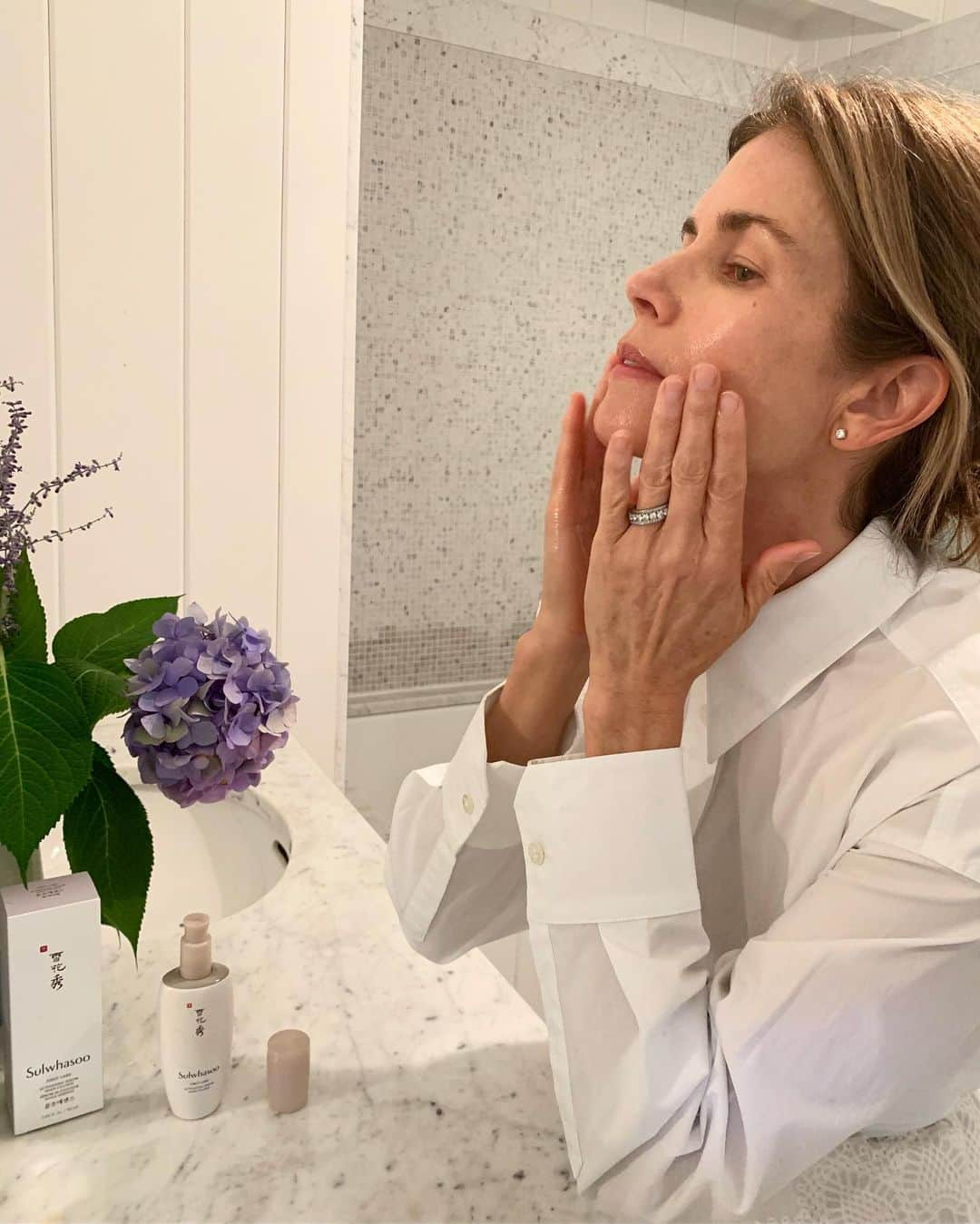 グッチ・ウェストマンさんのインスタグラム写真 - (グッチ・ウェストマンInstagram)「The @Sulwhasoo.US First Care Activating Serum in Inner Fullness is amazing ! #ad  I love it because it balances the skin's clarity, nourishment, and vitality. Now I'm ready to do my makeup ! #sulwhasoo ✨」8月2日 6時02分 - gucciwestman