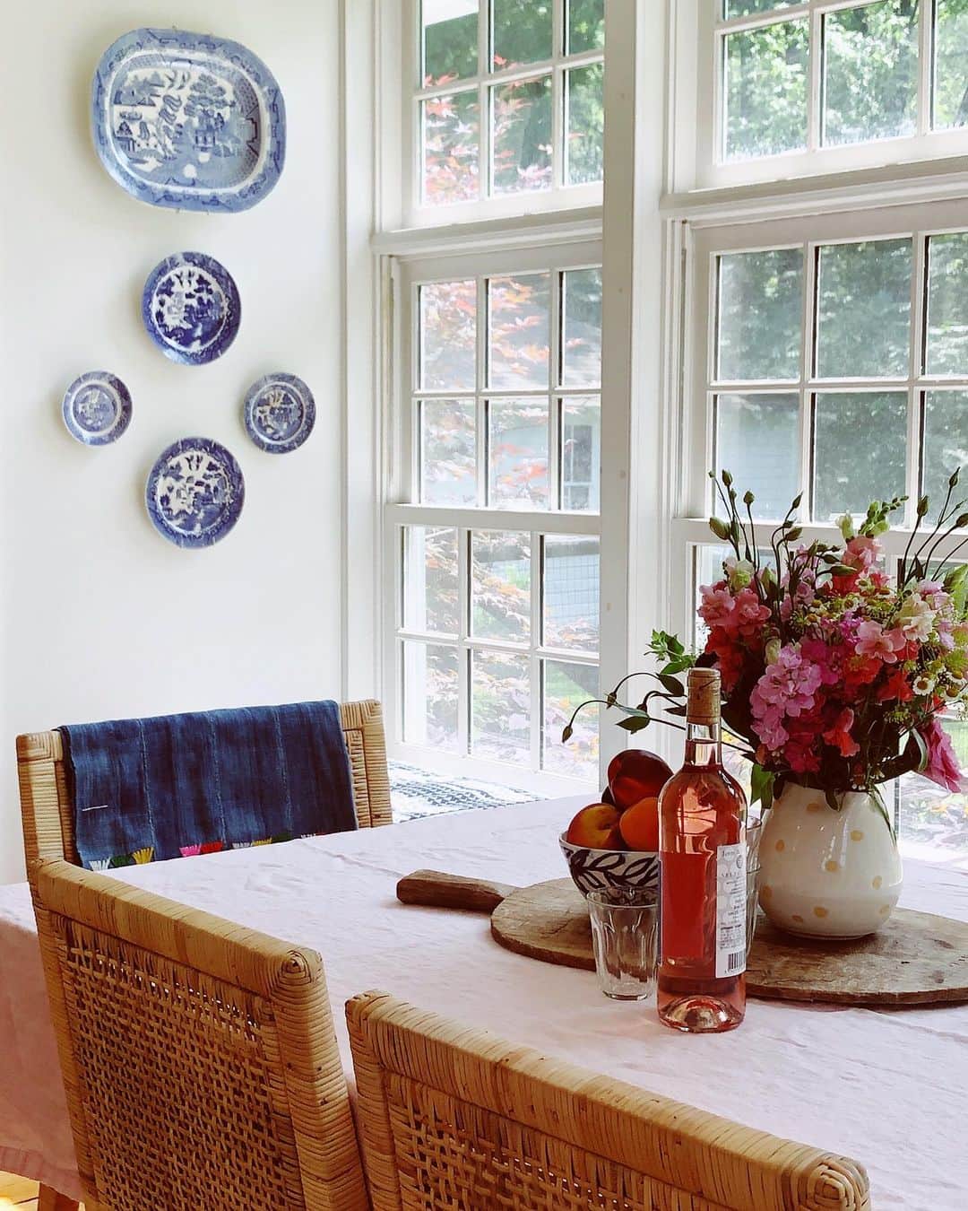 Grace Bonneyのインスタグラム：「I am so thankful for this warm and sunny spot in our home. Giving it a tiny makeover this week has been a nice reminder that we are beyond lucky to have this space to talk, eat, and share with our friends and loved ones. Sometimes it’s easy to get lost in the shuffle of day to day life and this space and this moment reminded me to slow down and be grateful for it all. 💛 [Chairs from @serenaandlily Banquette fabric by @jennypennywood Sewing by @dartice826 ] #home」