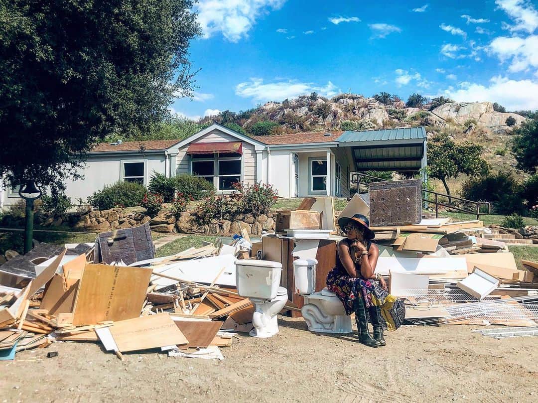 ケリスのインスタグラム：「Back to work! I’m a farmer now!! And remodeling, that’s just what i do! @bountyandfull #itsalifestyle #kelis #farmlife」