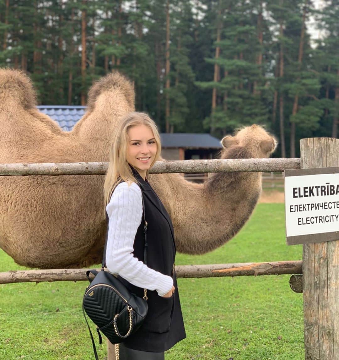 アンゲリーナ・クチヴァルスカのインスタグラム：「🐫💕 к сожалению, в этот самый момент, верблюдик решил отвернуться от меня.」