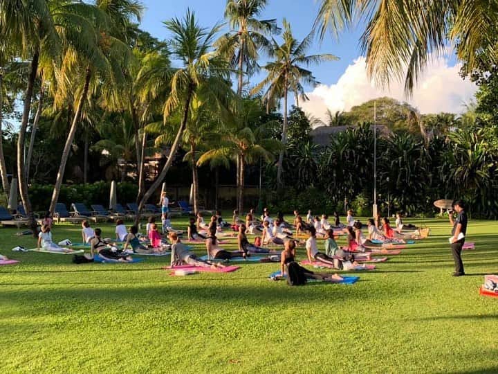 のインスタグラム：「バリ島🌴でRYT200養成コース🧘‍♀️ 育成講師サポートさせて頂きます‼️🙏 母校でもあり、 社員として、インストラクター育成講師/レッスンインストラクター、等様々な経験を積ませて頂き濃厚な日々を送らせて頂いた【YMCメディカルトレーナーズスクール】 バリ校にて 有難い事に、また、 育成講師という形で関わらせて頂く事になりました。  私も参加される、 様々な人生の師匠から学びながら、 そしてYMCの先生方からも刺激を学びを頂きながら、 皆様と一緒に成長したい14日間です！ 頂くだばかりでなく、しっかり 私がフリーになったからこそ、 お伝えできる事、学び、シェアできる事は全身全霊で共有させて頂きたいと思います。 2019年10月21日〜11月5日 ※14日間＋入学式+ツアー（15泊16日） 最終日には、 頑張ったご褒美に、観光ツアーも行けるそうですよ🙌わーいわーい🙌  バリ島は私も初めてなので、 どんな自然のエネルギーを感じられるのか ワクワクしています！ 一緒に自然のありのままに返り 素の自分の体と心を深めていきませんか？ ご興味がある方は、 お気軽にメッセージ下さい🌈  部長がサプライズなんだけどさ！！ って、すっごく嬉しい情報を、部長がるんるんて サラッと言っちゃうから全然サプライズじゃなくなっちゃったんだけど(￣▽￣;) ありがとうござます😊 ここで、私の会いたい人と会える。 それも凄く楽しみ。 @ogi__ninmare  えりちゃん❤️よろしくね😊←私も嬉しい事は秘密に出来ない人www  バリ島ヨガ留学のご紹介。 YMCヨガインストラクター養成コース <バリ>は、世界で通用する国際認定資格【RYT200】をインドネシア・バリ島で全14日間で取得するコースです。 独自のカリキュラムにより、 ヨガ初心者の方でもご参加いただけます。「体が硬いから」 「ヨガの経験がないから」と、 なかなか一歩が踏み出せない方もご安心ください。 授業はヨガとは？から始まります。 すべての講師が日本人なので安心。 養成コースではヨガのポーズ（アーサナ）や解剖学・運動生理学や、 ヨガの本質に迫るヨガの哲学まで、 広く深く学んでいただけます。 講師は日本国内でヨガ養成コースを担当する経験豊富な講師が担当。 英語が話せない方も、海外経験が不安な方も安心してご参加ください。  神々の住む島といわれるバリ。 日本を離れ、自然と町が融合したバリならではの平和な時間の中で、ヨガへの理解を深めるることがきます。 会場は空港から約10分の場所にある、クタで唯一、ダイレクトビーチを持つ5つ星ホテル「ビンタンバリリゾート」。 宿泊は系列の高級リゾート 「ビンタンクタホテル」をご用意。  会場と隣接してますので、移動によるストレスもありません。 * 🌴 🌴 ⭐️＜point 1＞ 国内最安水準の価格設定 バリ養成コースは受講料・教材費・宿泊費・食費（朝・昼・夕）・空港送迎費が含まれています。宿泊費・食費の心配がなく、トータル費用を安く抑えることができます。 * 🌴 🌴 ⭐️⭐️＜point 2＞ 会場・宿泊は高級リゾート 「ビンタンバリリゾート｜クタホテル」 @bintangbaliresort  養成コースの開催場所は空港から約10分、クタで唯一、ダイレクトビーチを持つ大型ホテル「ビンタンバリリゾート」。 宿泊先は同列ホテルの「ビンタンクタホテル」をご用意。 大型ショッピングモール 「ディスカバリーモール」も徒歩圏内と近く、他にもローカルなお店が立ち並びます。 * 🌴 🌴 ⭐️⭐️⭐️＜point 3＞ 安心！HISバリ支店がサポート 本養成コースは現地に支店をもつ大手旅行代理店のHISバリ支店との提携により海外留学手配を行うので、海外が初めての方でも安心です。 * 🌴 🌴 * 🌺《Special point》🐢 ＊バリ島ヨガ留学ではバリ島のウミガメの保護の為に参加費の一部を寄付させて頂いております。  RYT200 ルールに完全準拠 質の高い講座を提供します 全米ヨガアライアンス協会では、200時間という限られた時間の中で質の高いインストラクター教育を行うための規定が定められています。例えば200時間のうち180時間を直接講師から指導を受ける時間（コンタクトアワー）と定めています。YMCではこれらの基準を完全準拠。卒業後は安心して【RYT200】に登録することができます。  詳しくはこちらから! https://peraichi.com/landing_pages/view/ymcbali  #ymcメディカルトレーナーズスクール  #ヨガ留学 #バリ島 #yoga #bintangbaliresort #リトリート  #bali #ryt200 #初心者 #安心 #his #trip 海外 #資格取得 #ヨガ #yoga #nature #sea #green #旅 #旅女 #インストラクター #講師 #留学」