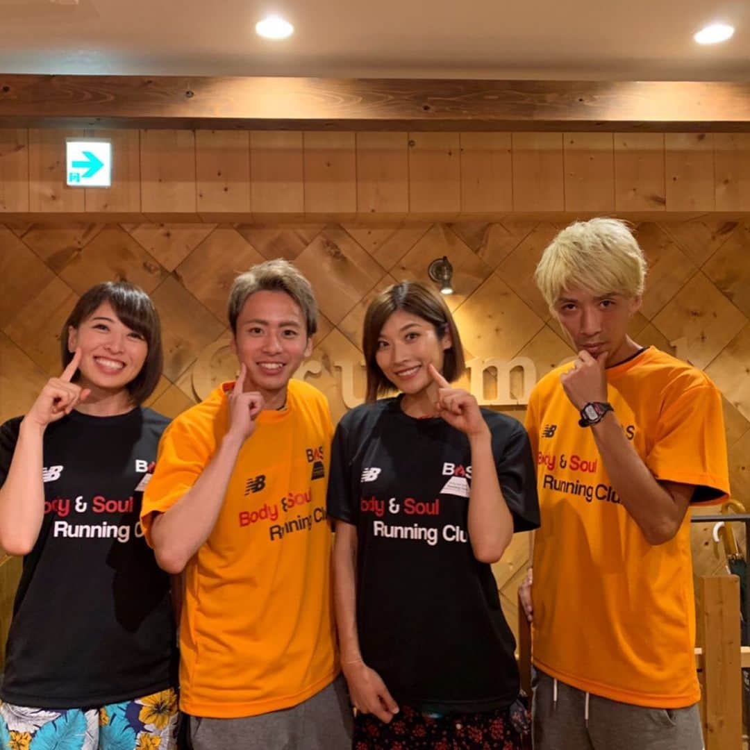 西谷綾子のインスタグラム：「✴︎ NB×BaSRCオリジナルTシャツ♡ 4人それぞれ個性があり面白いっ😆 ・ いよいよ8月🌻🤗BaSRC🗓 http://basrc.spo-sta.com 2(金)・10(土)・17(土)・24(土)・30(金) 土曜日開催3回あり💫 平日なかなか参加できない方、是非っ👍 ・ 走る前は、しっかり効率的に走るためのドリルなどあり🐾本メニュー後はNaoトレ(筋トレ)💪😎 ・ 先日、初参加してくださった女性から 「初めてでも安心して優しく受け入れてくれるチームの皆さんのサポートで走る前から楽しい雰囲気で和気あいあいとスタート♪練習不足だった私も充実した練習をこなす事が出来ました🏃‍♀️」っと言ってくださいました☺️ ・ 三重から参加してくださった方も最高の雰囲気だと…😭🙏ありがとうございます♡♡ ・ 初参加だと緊張や不安があったり‼︎ でも気軽にご参加お待ちしております💓🤗 #BaSRC #BodyandSoulRunningClub #newbalance  #出逢いに感謝 #run #天真RUN漫」