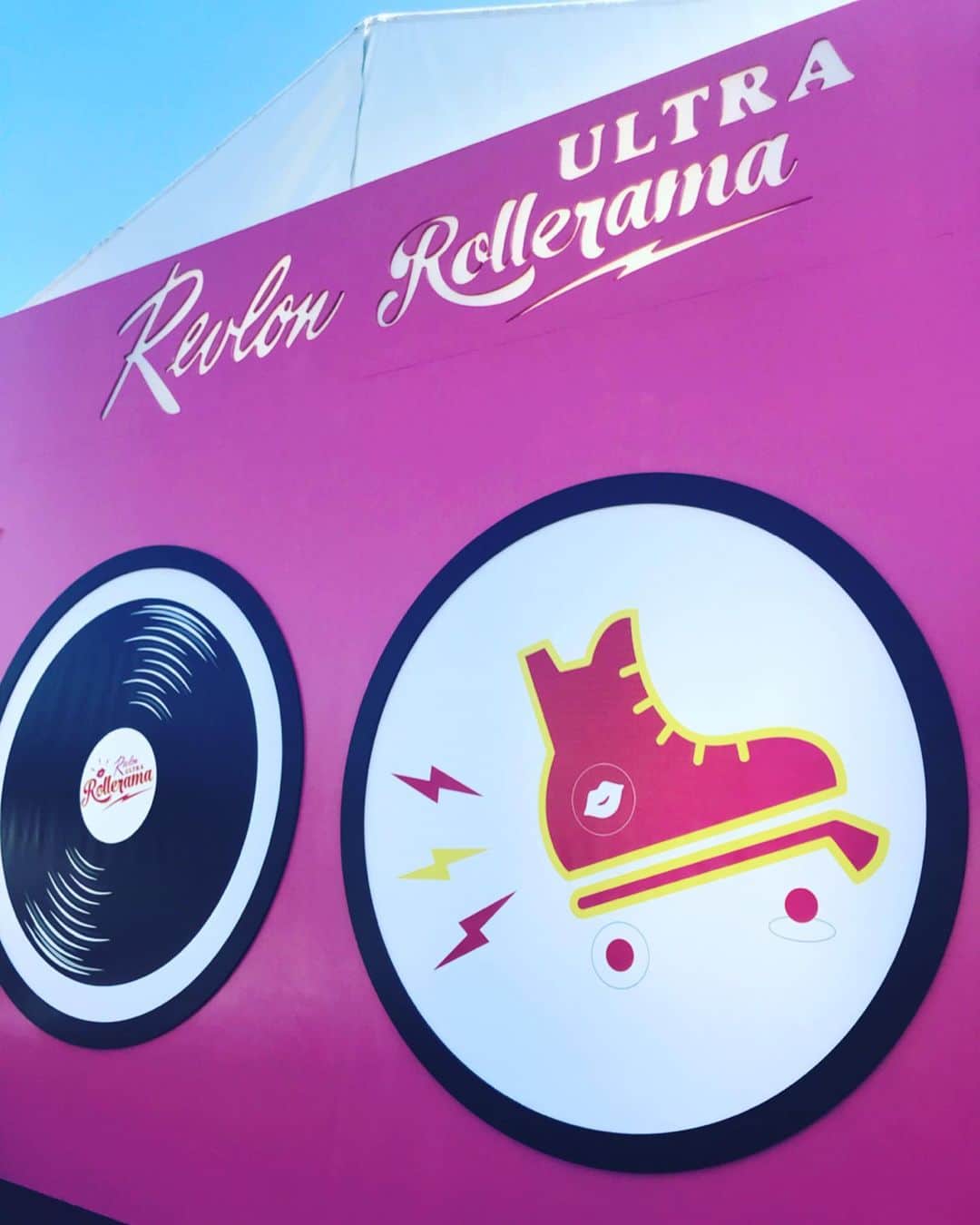 Revlonさんのインスタグラム写真 - (RevlonInstagram)「Hey @lollapalooza, we’re out here! We set up a #RevlonxLolla disco roller rink full of music, makeup, and more 💋🎵 . Come skate or get shade matched for your perfect shade of #UltraHD #Vinyl Lip Polish! And be sure to tag us in your post or Story for some extra prizes 👀 . #Lollapalooza #Lolla #festivalmakeup #rollerrink #retro」8月2日 6時30分 - revlon