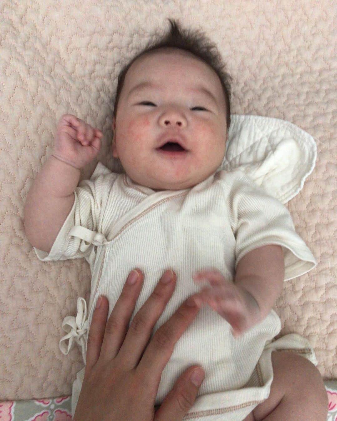 濱中鮎子さんのインスタグラム写真 - (濱中鮎子Instagram)「はい！ 昼間のリズムが整ってきたと思ったら、夜中小刻みに起床なさるお嬢さま！😂 かぁさん眠れてませんが、この笑顔でオールオッケー👌😂 #お嬢  #mybabygirl  #夜中ににこにこ覚醒」8月2日 6時33分 - ayukohamanaka