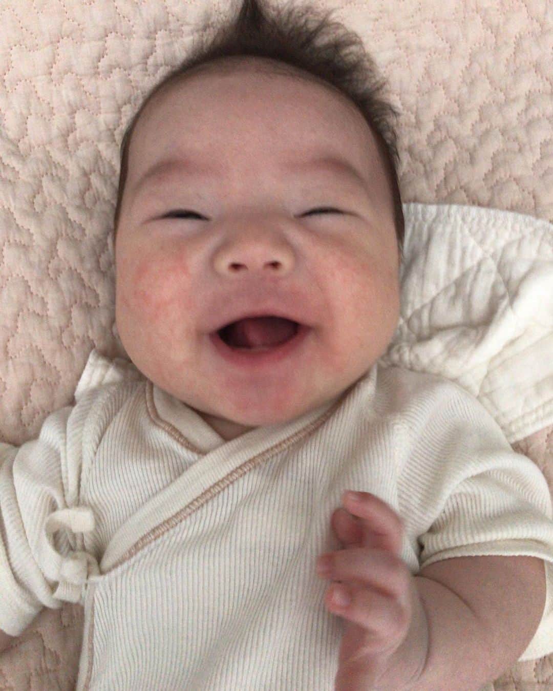 濱中鮎子のインスタグラム：「はい！ 昼間のリズムが整ってきたと思ったら、夜中小刻みに起床なさるお嬢さま！😂 かぁさん眠れてませんが、この笑顔でオールオッケー👌😂 #お嬢  #mybabygirl  #夜中ににこにこ覚醒」