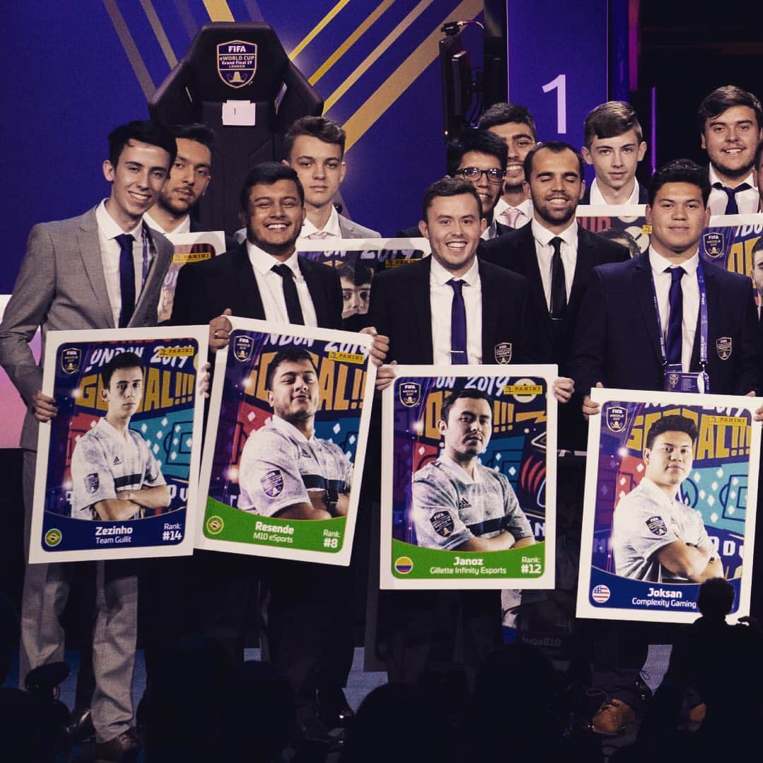 FIFAワールドカップさんのインスタグラム写真 - (FIFAワールドカップInstagram)「Time to suit up! 🤵  The 32 players who have reached the #FIFAeWorldCup in London turned up in style tonight - the action starts tomorrow!」8月2日 6時45分 - fifaworldcup