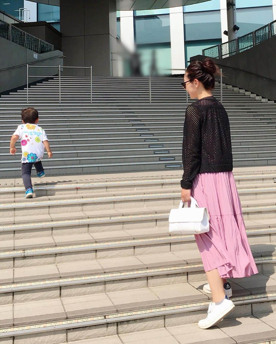 美夢ひまりさんのインスタグラム写真 - (美夢ひまりInstagram)「先日ちあき @chiaki__shiratori がレザーバッグを作ってプレゼントしてくれました🎁✨ ・ このバッグ、ちあきのインスタを見た時からすごく可愛い‼️と思っていたので嬉しいー( *´艸｀)✨ ・ マザーズバッグと2個持ちするのに丁度良いサイズで…❤️ 「子どもがいるから…」と斜めがけ出来るようにチェーンもつけてくれました✨ 本当に可愛いので、いつかちあきから習いたいなー❤️❤️ ・ #白鳥かすが#レザーバッグ#ハンドメイド#白#夏にぴったり#可愛い#ありがとう❤️#大切にします#宝塚#同期#87期」8月2日 6時54分 - himari_miyume