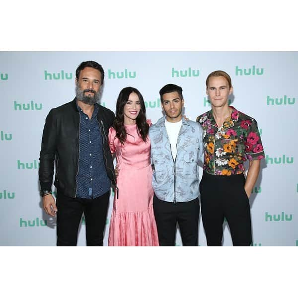 アビゲイル・スペンサーさんのインスタグラム写真 - (アビゲイル・スペンサーInstagram)「Chemistry & Crossed Legs. Some of the #Reprisal gang at last week’s #TCA panel. #December6th @hulu @reprisalonhulu @aenetworks #tbt」8月2日 6時49分 - abigailspencer