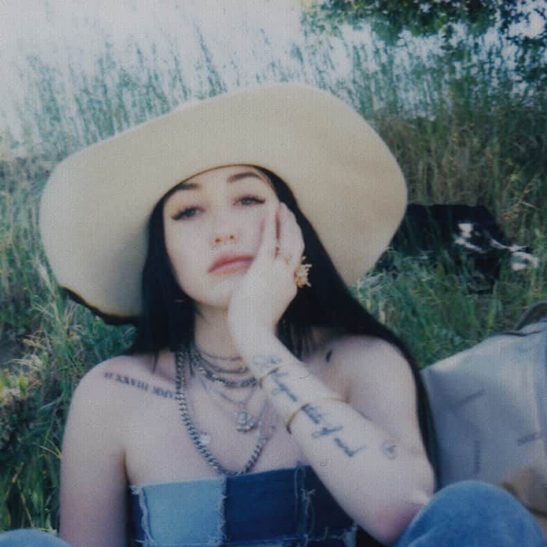 ノア・サイラスさんのインスタグラム写真 - (ノア・サイラスInstagram)「happy national girlfriends day to my inner self 🥶🥶🥶」8月2日 6時53分 - noahcyrus