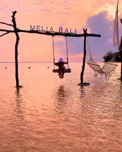 BeStylishのインスタグラム：「This is a view on a whole another level... 😍🤩✨ - 👉 | Follow @bestylish for more 👉 | Follow @glamfashionsx for more 👉 | Follow @colour for more 👉 | Follow @home for more 📸 | Credit to respective owner(s) - #art #cute #views #sea #goals #cuteviddo #viewgoals #holiday #holidaygoals #swingersparty #holidayfun」