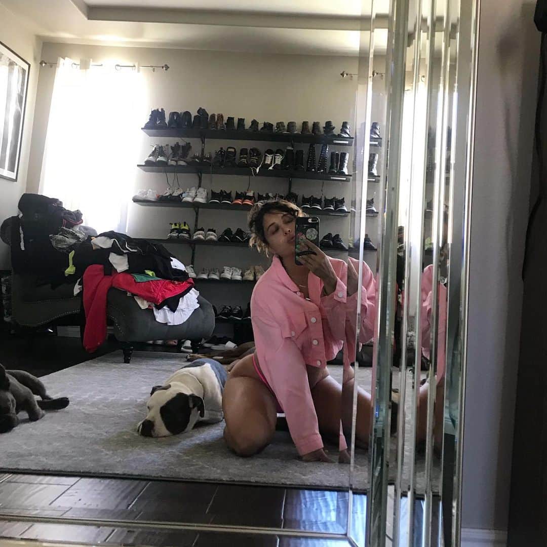 Tianna Gregoryさんのインスタグラム写真 - (Tianna GregoryInstagram)「Dad forgot to hang his clothes up 👀 rocking @fashionnova 💕」8月2日 7時01分 - tiannag