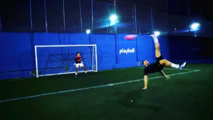 アレッサンドロ・ローザ・ヴィエイラのインスタグラム：「VÍDEO - Desafio da bicicleta 😱 Falcao12 x @juninhomanella x @matheusgonze1 #Vossocanal - TÁ SENSACIONAL - Canal @canal_falcao12 no YOUTUBE.  LINK NO STORIES」