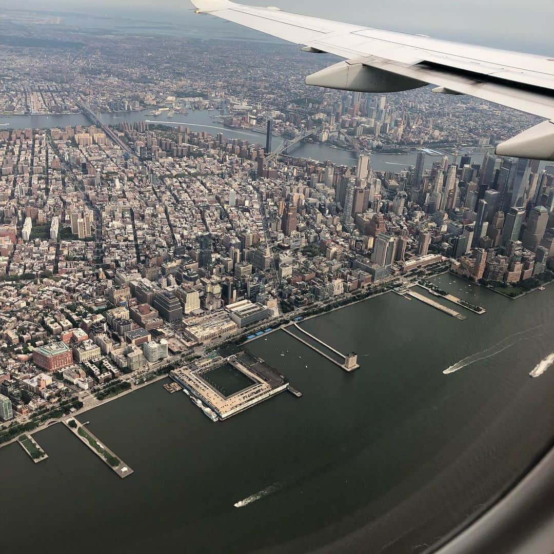 D・W・モフェットさんのインスタグラム写真 - (D・W・モフェットInstagram)「Always love landing at LaGuardia on a clear day. Hello NYC! #headinghome」8月2日 7時10分 - dwmoffett