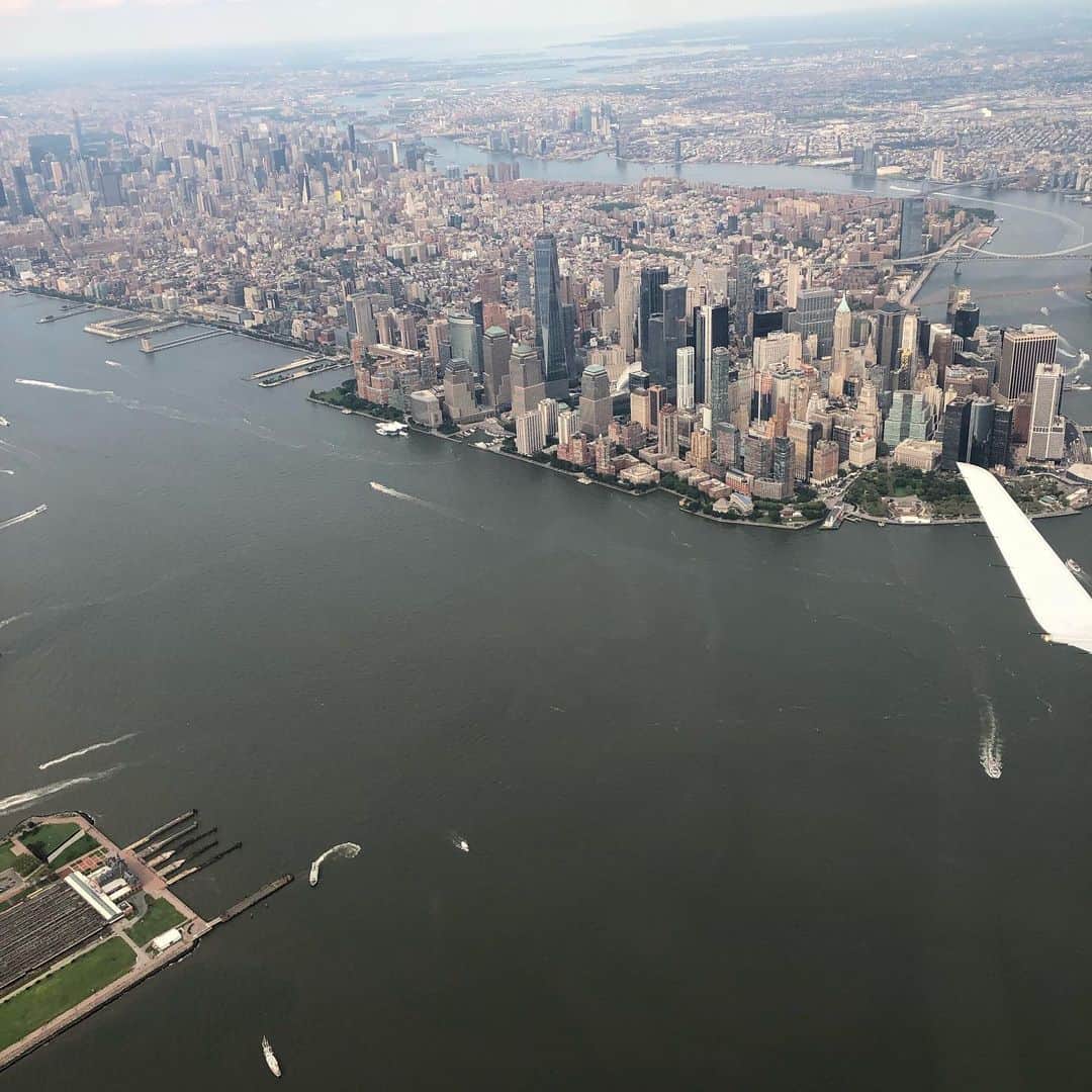 D・W・モフェットさんのインスタグラム写真 - (D・W・モフェットInstagram)「Always love landing at LaGuardia on a clear day. Hello NYC! #headinghome」8月2日 7時10分 - dwmoffett