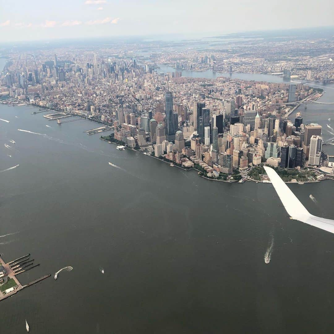 D・W・モフェットさんのインスタグラム写真 - (D・W・モフェットInstagram)「Always love landing at LaGuardia on a clear day. Hello NYC! #headinghome」8月2日 7時10分 - dwmoffett