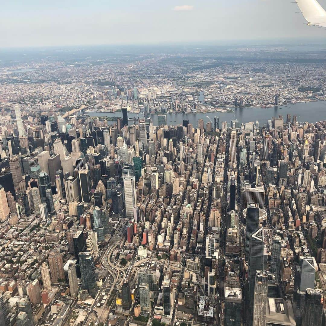 D・W・モフェットさんのインスタグラム写真 - (D・W・モフェットInstagram)「Always love landing at LaGuardia on a clear day. Hello NYC! #headinghome」8月2日 7時10分 - dwmoffett