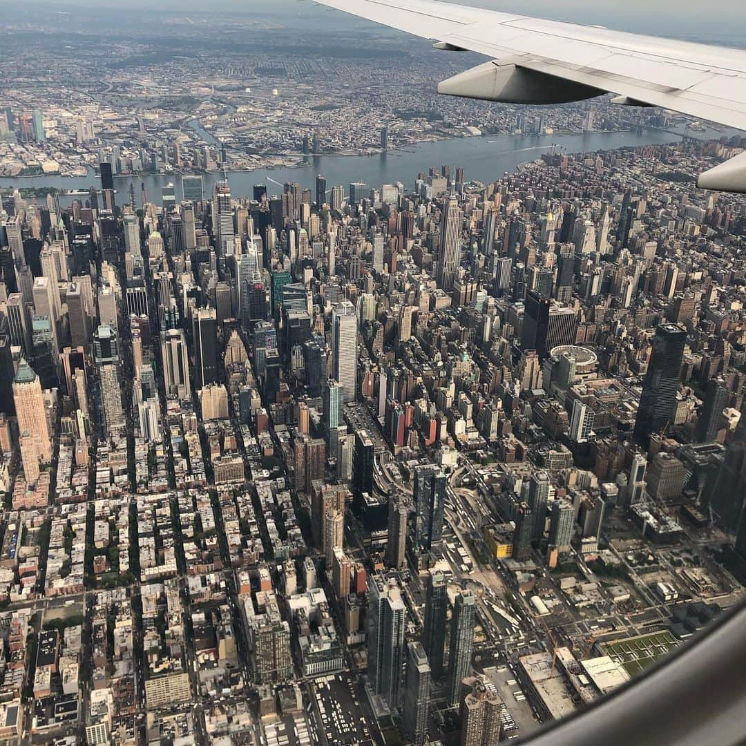 D・W・モフェットさんのインスタグラム写真 - (D・W・モフェットInstagram)「Always love landing at LaGuardia on a clear day. Hello NYC! #headinghome」8月2日 7時10分 - dwmoffett