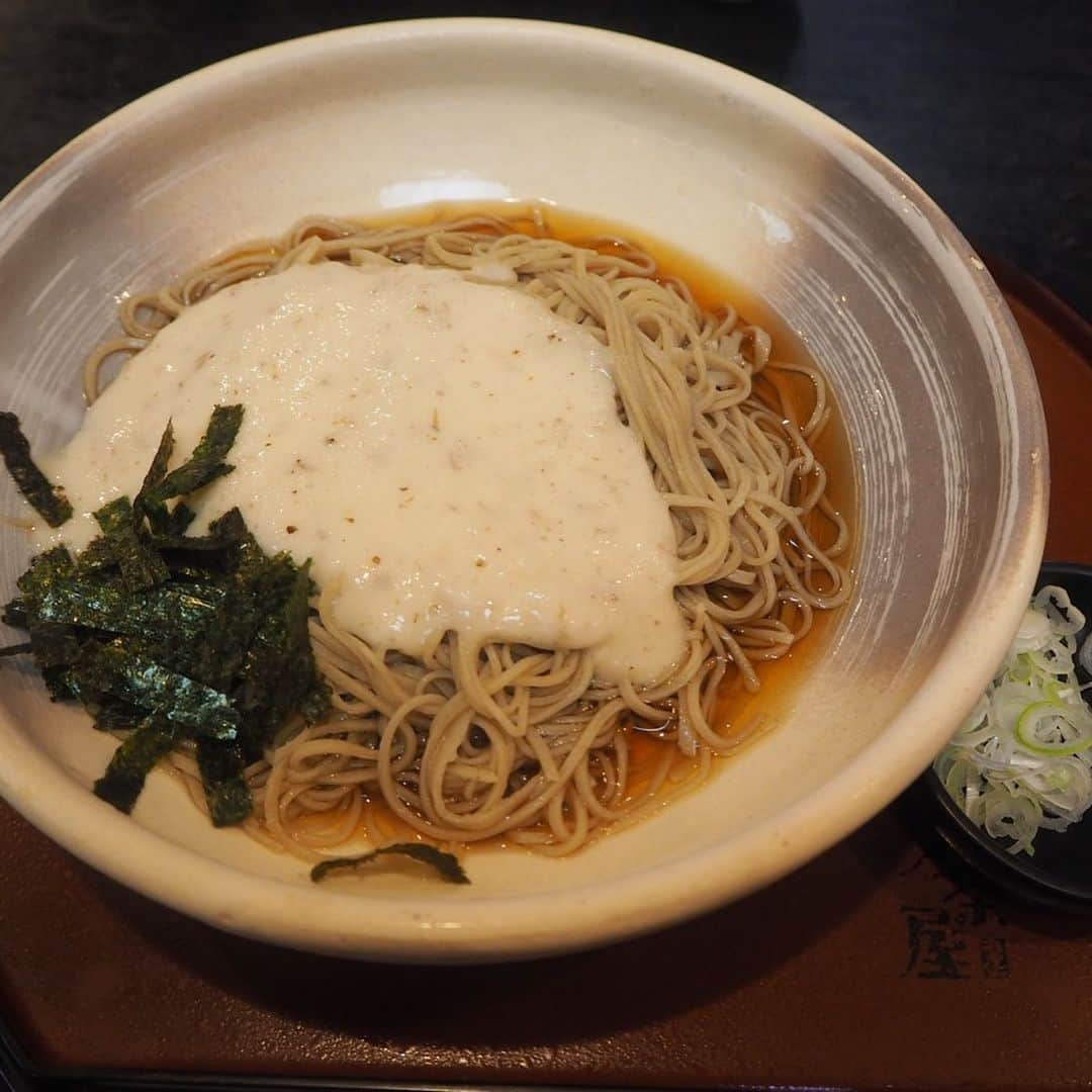 角田聖奈さんのインスタグラム写真 - (角田聖奈Instagram)「高尾山食べ歩き😋🍡🍡 登る前におだんご🍡途中でもおだんご🍡降りてからお蕎麦🍜と甘酒🍶 途中に美味しいおだんごが設置されてる山登りなら有酸素運動嫌いな私でも登れる💕 暑かったからお水たくさん飲んで汗かいて、最後は温泉で癒された🧖‍♀️♨️ 楽しかったからまたいこう🤙 #高尾山 #高尾山薬王院 #高尾山山頂 #高尾山温泉 #山登り #ハイキング #有酸素運動 #自然 #緑 #山 #おだんご #蕎麦 #グルメ #温泉 #フィットネス #ボディメイク #健康美 #ヘルシー #夏 #アクティブ女子 #食べて痩せる #パーソナルトレーナー #フィットネスモデル」8月2日 18時07分 - seina1105