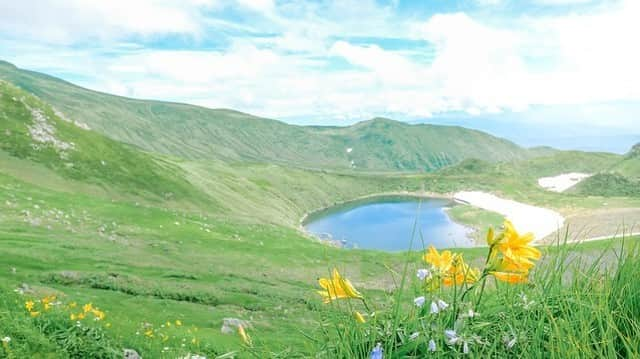 楽天トラベル さんのインスタグラム写真 - (楽天トラベル Instagram)「. #山形県 #鳥海湖 火山活動によってできた火口湖。 標高およそ1,590mの7合目の御浜付近にあり 湖だけではなく高山植物も楽しめます😊 . @kanaetty83さん 素敵なお写真の提供ありがとうございました💓 . ************************ 旅先で撮った素敵な写真に @rakutentravel をタグ付けしてシェアしてね♪ 厳選してこのアカウントで紹介させていただきます！ ************************ . #楽天トラベル #旅 #旅行 #旅に出よう #旅行好きな人と繋がりたい #日本 #일본 #rakutentravel #travel #trip #japan #instagramjapan #IG_JAPAN #japantrip #lovetraveling #yamagata」8月2日 18時00分 - rakutentravel