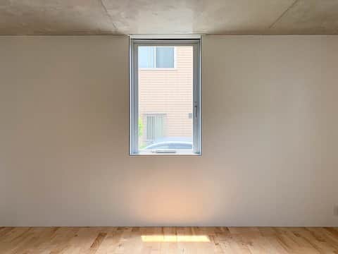 グッドルームさんのインスタグラム写真 - (グッドルームInstagram)「東京 #久が原 1LDK 44.65㎡⁠ ・⠀⁣⁣⁣⁣⁣⁣⁣⁣⁣⠀⁣⠀﻿⁠ ▼Refinement⁠ ⁠ インナーテラスのある生活。⁠ 採光性や通風性もあり、⁠ 暮らしに心地よさをプラスする。⁠ ⁠ そんな、優雅な日々はいかがですか？⁠ ⁠ ・⁠ 無垢床とコンクリート打ち放しの天井、⁠ そしてそれらをまとめる白塗装の壁。⁠ ⁠ 3つの要素がバランスよく混じり合い、⁠ 上品な空間が広がります。⁠ ⁠ リビングと隣り合うインナーテラス。⁠ テーブルを置けば、カフェのようになりそう。⁠ ⁠ 普段はリビングでくつろいで、⁠ 気分を変えたい時は、インナーテラスを楽しむ。⁠ そんな使い分けができそうです。⁠ ⁠ ⁠・⁠ こちらの物件は実際に住めるお部屋です。詳細はストーリー、ハイライトにて！⁠ ・⁠ こだわりのお部屋探しは、@goodroom_jp から URLをチェック！⁣⁣⁣⁣⁣⁣⁣⁣⁣⠀⁣⠀﻿⁠ ・⠀﻿⁠ ※最新のお家賃につきましては、リンク先物件ページからご確認ください。⁠ ・⁠ ⁣⁣⁣⁣⁣⁣⁣⁣⁣#goodroom#interiordesign#decoration#myhome⠀ #homedesign#interiordecor #urbanlife #apartment #tokyo #東京 #生活 #デザイナーズ #シンプルな暮らし#シンプルライフ #日々の暮らし#引っ越し#暮らしを整える #開放感のある家 #天井が高い家 #一人暮らし #インナーテラス #コンクリート打ちっ放し #リビング #階段のある家 #無垢床 #賃貸⁠ #白い壁 #照明」8月2日 18時00分 - goodroom_jp