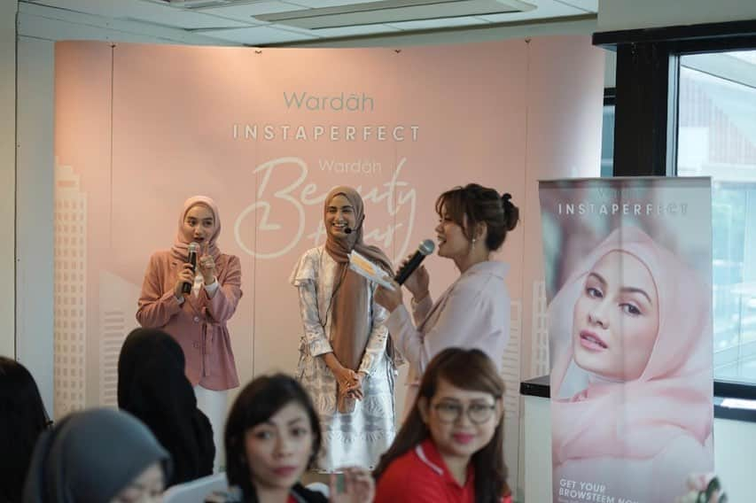 Beauty | Health | Fashionさんのインスタグラム写真 - (Beauty | Health | FashionInstagram)「Hai beauty!! ini dia keseruan acara make up workshop @instaperfectbywardah dikantor @jdid ❤️ acara hari ini seru banget!! Karena di acara make up workshop kali ini @jdid kedatangan beauty influencer multitalented @miraagile . Hari ini seluruh peserta beauty class mendapatkan tips bagaimana meng-aplikasikan make up dengan mudah namun tetap cantik, sesuai dengan tema make up beauty class kali ini yaitu “all day perfection”. Thank you @miraagile sudah berbagi tips make up dengan seluruh peserta beauty class hari ini. Kira-kira kantor mana lagi ya yang akan team @beautynesia.id dan @wardahbeauty akan kunjungi?? Nantikan keseruannya ya!! #wardahbeautyhour #wardahxjdid #wardahxbeautynesia」8月2日 18時01分 - beautynesia.id