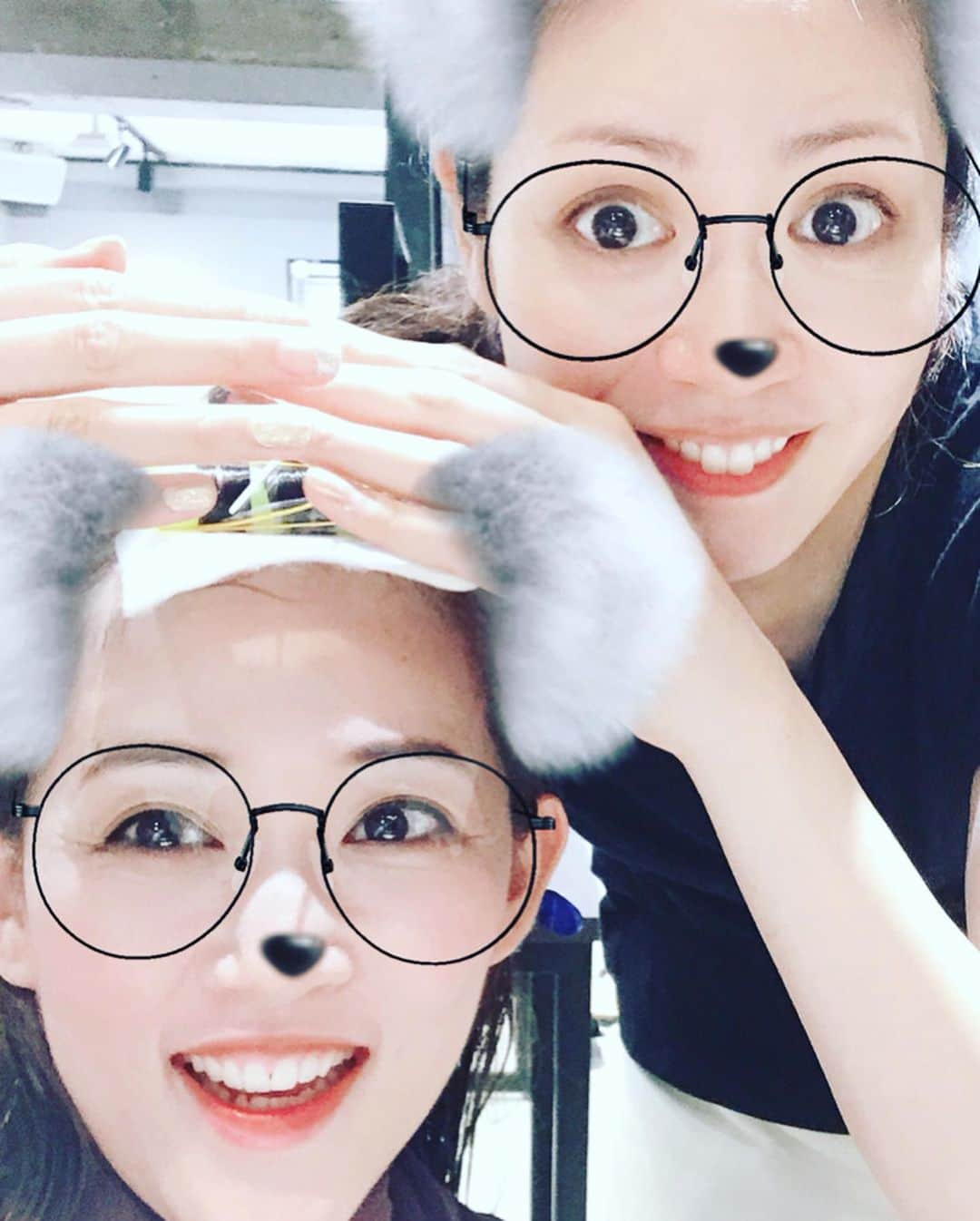 花里まなさんのインスタグラム写真 - (花里まなInstagram)「今日は美容院へ💇‍♀️﻿ 同じ美容院に通われてるともさん#悠未ひろ さんと丁度LINEをしていたら、ともさんも銀座にいらっしゃるという事で…﻿ わざわざいらしてくださいました🤩﻿ なんてお優しいお方🥺✨💕﻿ ﻿ 久しぶりにお会いできてお話できて嬉しかったです❤️﻿ ﻿ お写真は、ともさんもノーメイクで私も前髪パーマ中のお恥ずかしい姿だったので、動物になれるアプリで撮りました😂ともさん可愛い💕﻿ ﻿ 夏の汗と湿気で前髪がペタッとなるのが嫌だったのですが、前髪パーマでふわっとナチュラルなウエーブができて大満足です🌟﻿ @a.threem さん、いつもありがとうございます🥰﻿ ﻿ さぁ❣️ライブまであと一週間…﻿ 暑さに負けず頑張ります🙋‍♀️✨﻿ ﻿ #美容院﻿ #アズリーム ﻿ #前髪パーマ﻿ ﻿」8月2日 16時32分 - aiko_mana18