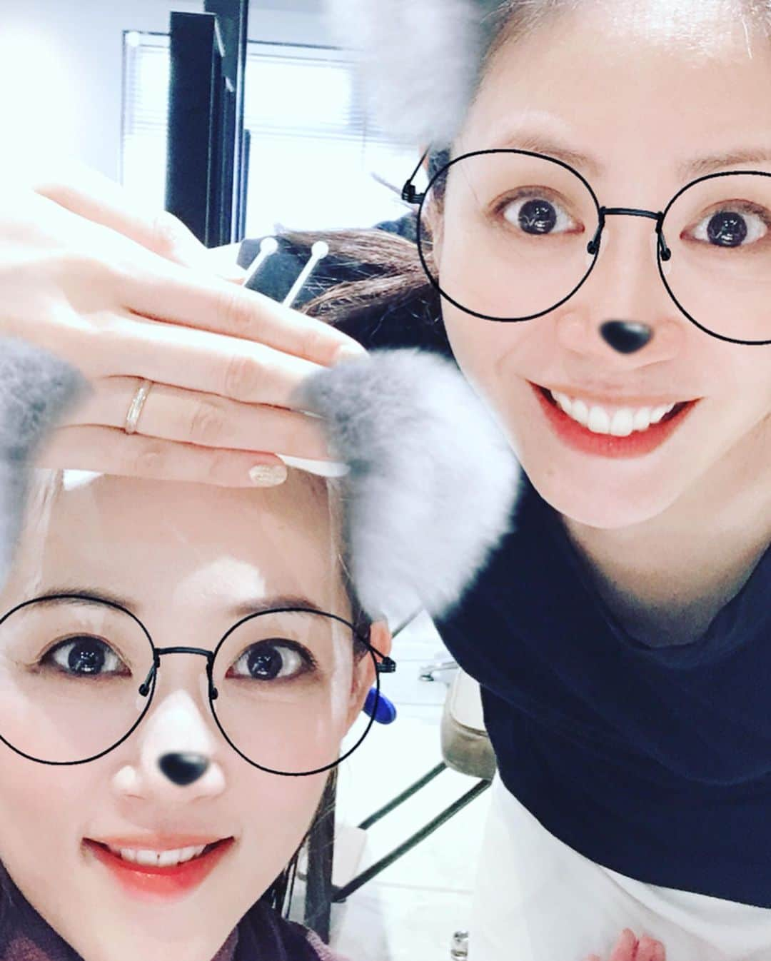 花里まなさんのインスタグラム写真 - (花里まなInstagram)「今日は美容院へ💇‍♀️﻿ 同じ美容院に通われてるともさん#悠未ひろ さんと丁度LINEをしていたら、ともさんも銀座にいらっしゃるという事で…﻿ わざわざいらしてくださいました🤩﻿ なんてお優しいお方🥺✨💕﻿ ﻿ 久しぶりにお会いできてお話できて嬉しかったです❤️﻿ ﻿ お写真は、ともさんもノーメイクで私も前髪パーマ中のお恥ずかしい姿だったので、動物になれるアプリで撮りました😂ともさん可愛い💕﻿ ﻿ 夏の汗と湿気で前髪がペタッとなるのが嫌だったのですが、前髪パーマでふわっとナチュラルなウエーブができて大満足です🌟﻿ @a.threem さん、いつもありがとうございます🥰﻿ ﻿ さぁ❣️ライブまであと一週間…﻿ 暑さに負けず頑張ります🙋‍♀️✨﻿ ﻿ #美容院﻿ #アズリーム ﻿ #前髪パーマ﻿ ﻿」8月2日 16時32分 - aiko_mana18