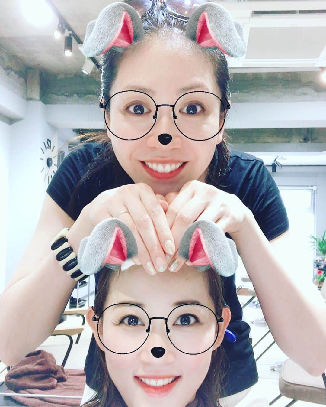 花里まなさんのインスタグラム写真 - (花里まなInstagram)「今日は美容院へ💇‍♀️﻿ 同じ美容院に通われてるともさん#悠未ひろ さんと丁度LINEをしていたら、ともさんも銀座にいらっしゃるという事で…﻿ わざわざいらしてくださいました🤩﻿ なんてお優しいお方🥺✨💕﻿ ﻿ 久しぶりにお会いできてお話できて嬉しかったです❤️﻿ ﻿ お写真は、ともさんもノーメイクで私も前髪パーマ中のお恥ずかしい姿だったので、動物になれるアプリで撮りました😂ともさん可愛い💕﻿ ﻿ 夏の汗と湿気で前髪がペタッとなるのが嫌だったのですが、前髪パーマでふわっとナチュラルなウエーブができて大満足です🌟﻿ @a.threem さん、いつもありがとうございます🥰﻿ ﻿ さぁ❣️ライブまであと一週間…﻿ 暑さに負けず頑張ります🙋‍♀️✨﻿ ﻿ #美容院﻿ #アズリーム ﻿ #前髪パーマ﻿ ﻿」8月2日 16時32分 - aiko_mana18