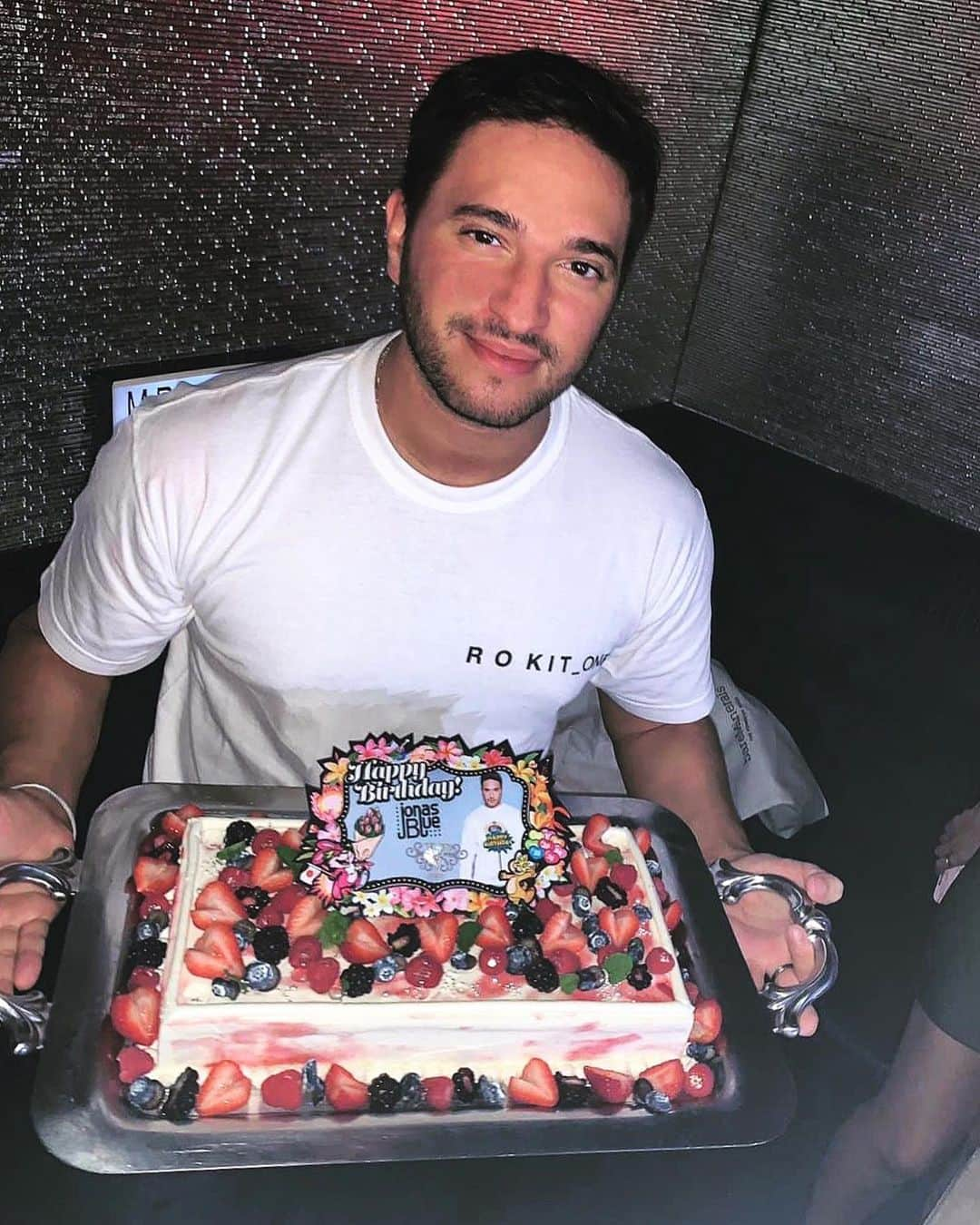 ジョナス・ブルーさんのインスタグラム写真 - (ジョナス・ブルーInstagram)「WELCOME TO THE BIG 3️⃣0️⃣ 🎂🎁🎈🎊」8月2日 16時36分 - jonasblue