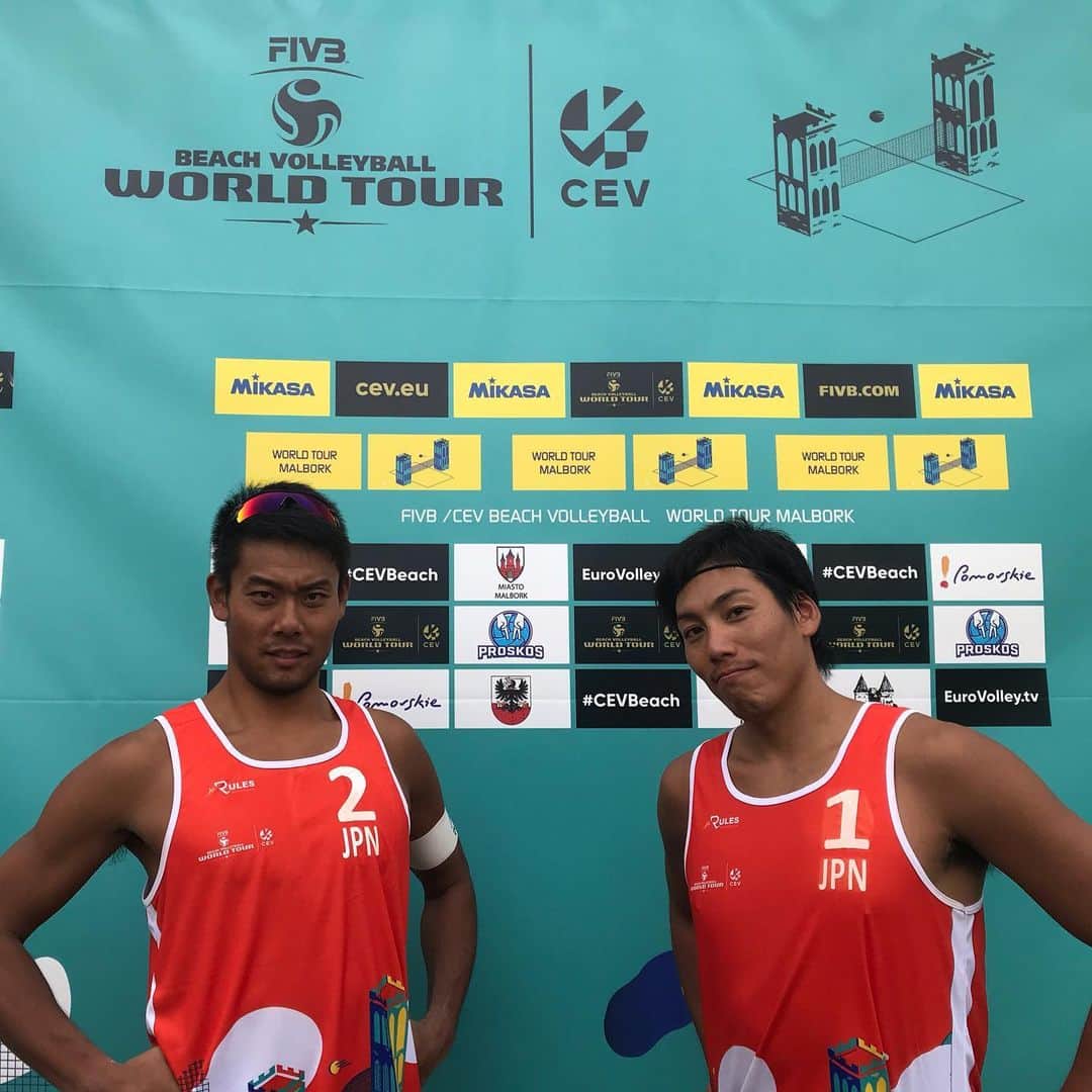 のインスタグラム：「FIVBワールドツアー1starロード・第1戦  Malbork(Poland)大会は、予選Round1でイタリアに負けました。  イタリアのU21代表🇮🇹のチームで、2人とも21歳ですが、すごくビーチバレーが上手な2人でした🏐  ロードは始まったばかり！ 次のVaduz(リヒテンシュタイン)大会に向け、しっかり準備したいと思います💪  #横浜メディカルグループ 所属  #ymg  #hrdエンジニア株式会社  #加賀電子株式会社  #株式会社朋栄社  #和興通信工業株式会社  #株式会社かとり  #株式会社デューク  #エルバランスアイズ  #株式会社ドリームオンライン  #gallery2  #claudiopandiani  #volleyballjunky  #ルックスオティカジャパン  #luxotticajapan  #oakley  @oakleyjapan  #有限会社ベストパフォーマンス  @best.performance2002  #酒井医療株式会社  #カラダファクトリー  @platform1440  #越川優  #yukoshikawa  #beachvolleyball  #ビーチバレー  #tokyo2020  @fivbvolleyball  #fivbworldtour  #1star  #池田隼平  #森岡大生」