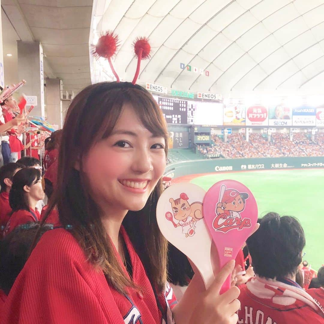 うえむらちかさんのインスタグラム写真 - (うえむらちかInstagram)「先週からは #野球DAY ⚾️﻿ ﻿ 続いては #東京ドーム 🗼﻿ ﻿ 初戦は惜しくも負けてしまいましたが、大好きなまっちゃんの3ランホームランがあり﻿ ﻿ 2戦目、3戦目は見事な勝鯉を掴みました‼️﻿ ﻿ 2戦目は、初回から西川選手と菊池選手に二者連続ホームランが出て、ジョンソン投手は石原捕手とのナイスバッテリーで6回無失点の今季8勝目✌️﻿ ﻿ 3戦目は外野で参戦‼️﻿ カープファンの熱い応援の勢いそのままに﻿ 野村祐輔投手の5勝目&﻿ 坂倉選手、プロ初ホームラン‼️﻿ ﻿ おめでとうございます🎉﻿ ﻿ ﻿ 首位まで4ゲーム差⚾️⚾️⚾️⚾️﻿ さあ、今日からはマツダスタジアムに球場を移し、てっぺん狙いましょー✊﻿ ﻿ ﻿ #carp #こいほー﻿ #逆襲のカープ #反撃篇﻿ #カープの番です﻿ #カープ女子 #インスタ野球女子﻿ #カープグッズ」8月2日 16時46分 - uemurachika