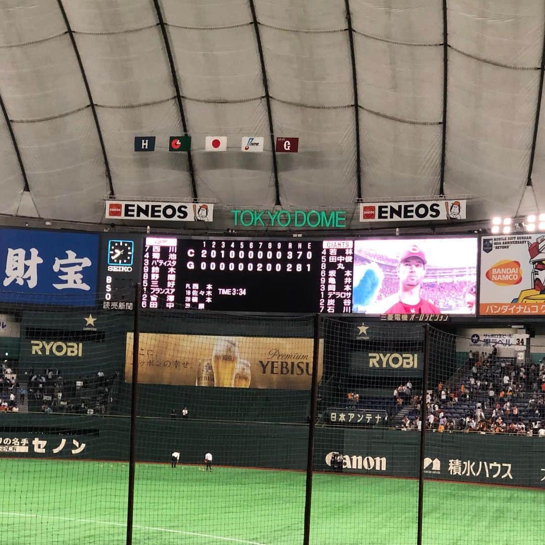 うえむらちかさんのインスタグラム写真 - (うえむらちかInstagram)「先週からは #野球DAY ⚾️﻿ ﻿ 続いては #東京ドーム 🗼﻿ ﻿ 初戦は惜しくも負けてしまいましたが、大好きなまっちゃんの3ランホームランがあり﻿ ﻿ 2戦目、3戦目は見事な勝鯉を掴みました‼️﻿ ﻿ 2戦目は、初回から西川選手と菊池選手に二者連続ホームランが出て、ジョンソン投手は石原捕手とのナイスバッテリーで6回無失点の今季8勝目✌️﻿ ﻿ 3戦目は外野で参戦‼️﻿ カープファンの熱い応援の勢いそのままに﻿ 野村祐輔投手の5勝目&﻿ 坂倉選手、プロ初ホームラン‼️﻿ ﻿ おめでとうございます🎉﻿ ﻿ ﻿ 首位まで4ゲーム差⚾️⚾️⚾️⚾️﻿ さあ、今日からはマツダスタジアムに球場を移し、てっぺん狙いましょー✊﻿ ﻿ ﻿ #carp #こいほー﻿ #逆襲のカープ #反撃篇﻿ #カープの番です﻿ #カープ女子 #インスタ野球女子﻿ #カープグッズ」8月2日 16時46分 - uemurachika