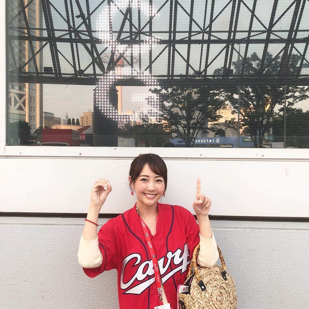 うえむらちかさんのインスタグラム写真 - (うえむらちかInstagram)「先週からは #野球DAY ⚾️﻿ ﻿ 続いては #東京ドーム 🗼﻿ ﻿ 初戦は惜しくも負けてしまいましたが、大好きなまっちゃんの3ランホームランがあり﻿ ﻿ 2戦目、3戦目は見事な勝鯉を掴みました‼️﻿ ﻿ 2戦目は、初回から西川選手と菊池選手に二者連続ホームランが出て、ジョンソン投手は石原捕手とのナイスバッテリーで6回無失点の今季8勝目✌️﻿ ﻿ 3戦目は外野で参戦‼️﻿ カープファンの熱い応援の勢いそのままに﻿ 野村祐輔投手の5勝目&﻿ 坂倉選手、プロ初ホームラン‼️﻿ ﻿ おめでとうございます🎉﻿ ﻿ ﻿ 首位まで4ゲーム差⚾️⚾️⚾️⚾️﻿ さあ、今日からはマツダスタジアムに球場を移し、てっぺん狙いましょー✊﻿ ﻿ ﻿ #carp #こいほー﻿ #逆襲のカープ #反撃篇﻿ #カープの番です﻿ #カープ女子 #インスタ野球女子﻿ #カープグッズ」8月2日 16時46分 - uemurachika