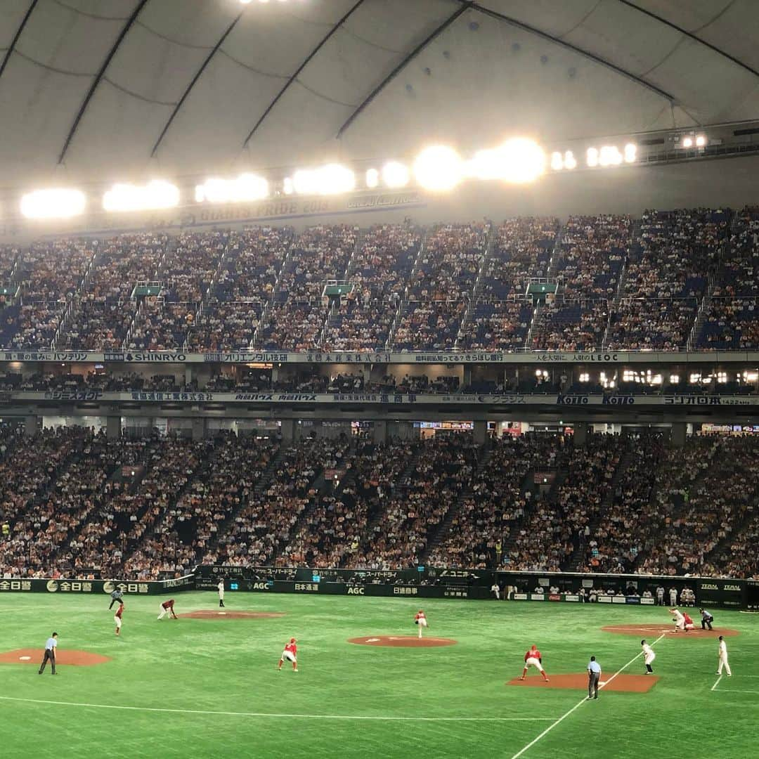 うえむらちかさんのインスタグラム写真 - (うえむらちかInstagram)「先週からは #野球DAY ⚾️﻿ ﻿ 続いては #東京ドーム 🗼﻿ ﻿ 初戦は惜しくも負けてしまいましたが、大好きなまっちゃんの3ランホームランがあり﻿ ﻿ 2戦目、3戦目は見事な勝鯉を掴みました‼️﻿ ﻿ 2戦目は、初回から西川選手と菊池選手に二者連続ホームランが出て、ジョンソン投手は石原捕手とのナイスバッテリーで6回無失点の今季8勝目✌️﻿ ﻿ 3戦目は外野で参戦‼️﻿ カープファンの熱い応援の勢いそのままに﻿ 野村祐輔投手の5勝目&﻿ 坂倉選手、プロ初ホームラン‼️﻿ ﻿ おめでとうございます🎉﻿ ﻿ ﻿ 首位まで4ゲーム差⚾️⚾️⚾️⚾️﻿ さあ、今日からはマツダスタジアムに球場を移し、てっぺん狙いましょー✊﻿ ﻿ ﻿ #carp #こいほー﻿ #逆襲のカープ #反撃篇﻿ #カープの番です﻿ #カープ女子 #インスタ野球女子﻿ #カープグッズ」8月2日 16時46分 - uemurachika