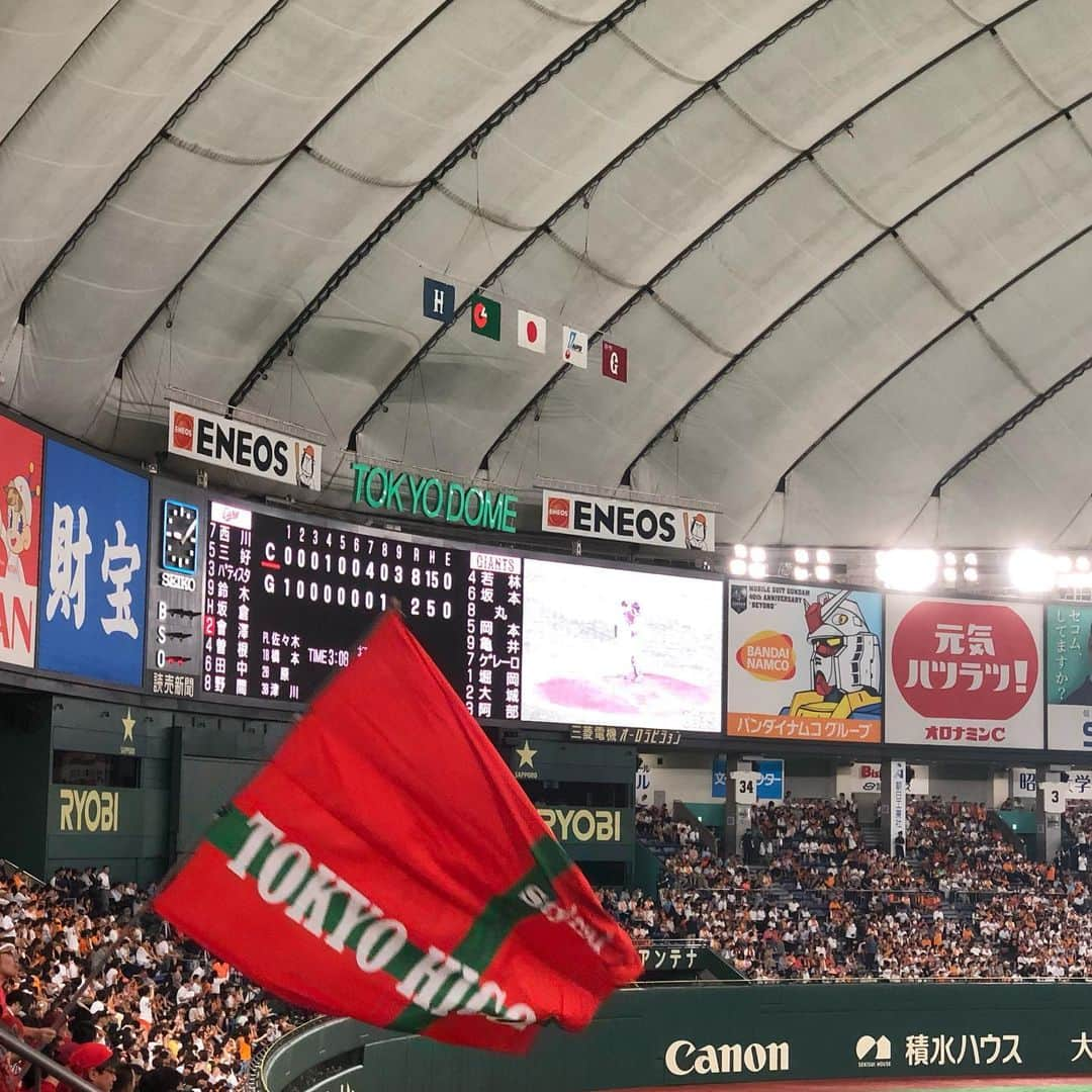 うえむらちかさんのインスタグラム写真 - (うえむらちかInstagram)「先週からは #野球DAY ⚾️﻿ ﻿ 続いては #東京ドーム 🗼﻿ ﻿ 初戦は惜しくも負けてしまいましたが、大好きなまっちゃんの3ランホームランがあり﻿ ﻿ 2戦目、3戦目は見事な勝鯉を掴みました‼️﻿ ﻿ 2戦目は、初回から西川選手と菊池選手に二者連続ホームランが出て、ジョンソン投手は石原捕手とのナイスバッテリーで6回無失点の今季8勝目✌️﻿ ﻿ 3戦目は外野で参戦‼️﻿ カープファンの熱い応援の勢いそのままに﻿ 野村祐輔投手の5勝目&﻿ 坂倉選手、プロ初ホームラン‼️﻿ ﻿ おめでとうございます🎉﻿ ﻿ ﻿ 首位まで4ゲーム差⚾️⚾️⚾️⚾️﻿ さあ、今日からはマツダスタジアムに球場を移し、てっぺん狙いましょー✊﻿ ﻿ ﻿ #carp #こいほー﻿ #逆襲のカープ #反撃篇﻿ #カープの番です﻿ #カープ女子 #インスタ野球女子﻿ #カープグッズ」8月2日 16時46分 - uemurachika