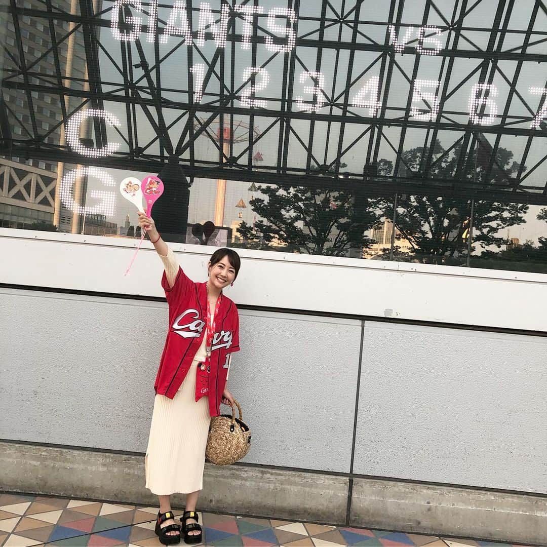 うえむらちかのインスタグラム：「先週からは #野球DAY ⚾️﻿ ﻿ 続いては #東京ドーム 🗼﻿ ﻿ 初戦は惜しくも負けてしまいましたが、大好きなまっちゃんの3ランホームランがあり﻿ ﻿ 2戦目、3戦目は見事な勝鯉を掴みました‼️﻿ ﻿ 2戦目は、初回から西川選手と菊池選手に二者連続ホームランが出て、ジョンソン投手は石原捕手とのナイスバッテリーで6回無失点の今季8勝目✌️﻿ ﻿ 3戦目は外野で参戦‼️﻿ カープファンの熱い応援の勢いそのままに﻿ 野村祐輔投手の5勝目&﻿ 坂倉選手、プロ初ホームラン‼️﻿ ﻿ おめでとうございます🎉﻿ ﻿ ﻿ 首位まで4ゲーム差⚾️⚾️⚾️⚾️﻿ さあ、今日からはマツダスタジアムに球場を移し、てっぺん狙いましょー✊﻿ ﻿ ﻿ #carp #こいほー﻿ #逆襲のカープ #反撃篇﻿ #カープの番です﻿ #カープ女子 #インスタ野球女子﻿ #カープグッズ」