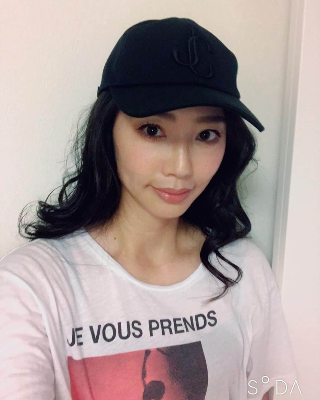 のインスタグラム：「【cap】 New one!!!! よーく見たら、JC!!! 女子中学生？って突っ込まれたけど、ちゃうから！  Jimmy Choo のポップアップでお宝発見^_^  黒に黒の刺繍なので、ティシャツに文字が書いてても、ぶつからない😆😍 今年の夏は、出番多目になると思う😆🎶 @jimmychoo  @enfantsrichesdeprimes  #jimmychoo #popupstore #popupshop  #cap #キャップ女子 #ジミーチュウ #ポップアップ #enfantrichesdeprimes #モデル #followme #streetfashion #photograph #photography」