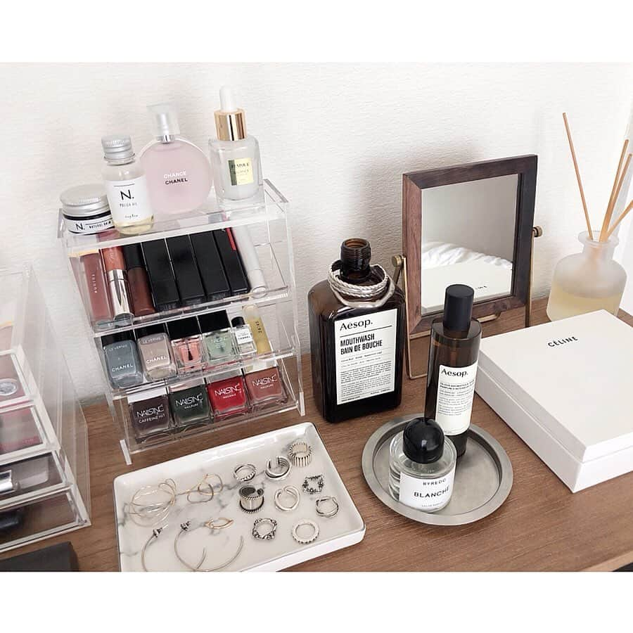 kumiさんのインスタグラム写真 - (kumiInstagram)「my room. コスメやアクセサリーは見せる収納。 下の段には永遠のバイブルがずらりと。 アクセサリーのトレイは #楽天roomに載せてます ✈︎」8月2日 16時54分 - 93_0920