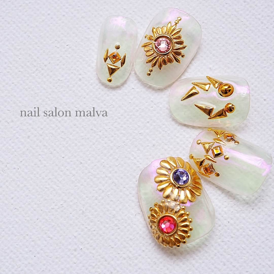 nailsalon malva（ネイルサロンマルヴァ）さんのインスタグラム写真 - (nailsalon malva（ネイルサロンマルヴァ）Instagram)「キャンペーンネイルに追加しました💘⠀ ⠀ 《パーツ&シール201》⠀ でご予約いただけます✯*･ :.｡⠀ 💅⠀ とにかく細かいスタッズをたくさん並べて繊細なスタッズアートに仕上がっています！ コーティングをしっかりするのでパーツが取れることはありません🙋‍♀️ ⠀ nailsalon malva ⠀ ご予約はLINEからがオススメです☆⠀ 🌙原宿LINE ID→《@malva》⠀ ※@を忘れずに‼︎⠀ 全てのアートや料金表はHPより⠀ http://www.malvanail.com/sp/⠀ #malva#マルヴァ#ネイル#gelnail#nail#nailart#naildesign#nailstagram#ジェル#gel#ジェルネイル#ネイルデザイン#原宿ネイル#nailsalon#ネイルサロン#ネイルチップ#森絵里香#malvaネイル#malvanail#ネイリスト募集#美甲#スタッズアート#ハンドネイル#夏ネイル#네일#젤네일#甲油#指甲#beauty#クリアネイル」8月2日 17時00分 - malva_nail