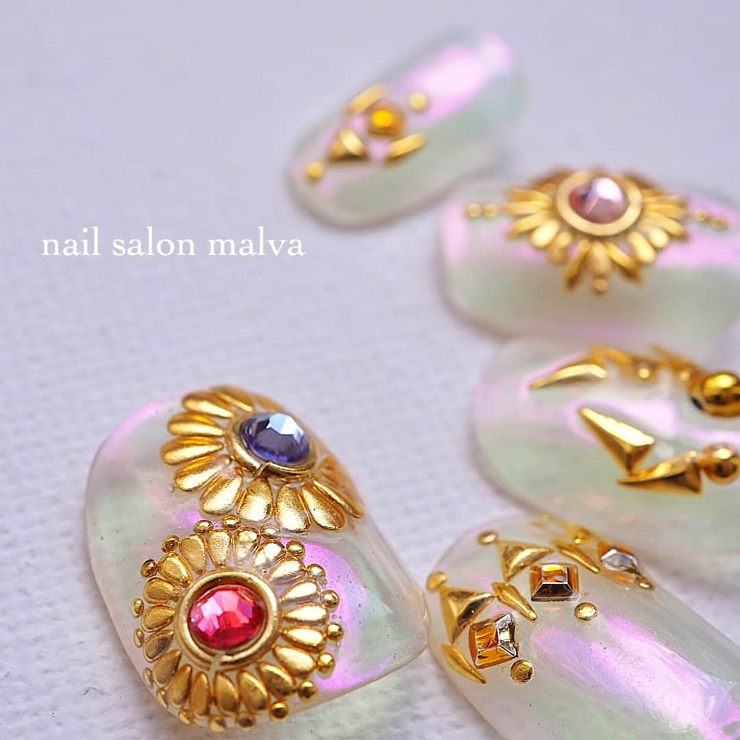 nailsalon malva（ネイルサロンマルヴァ）さんのインスタグラム写真 - (nailsalon malva（ネイルサロンマルヴァ）Instagram)「キャンペーンネイルに追加しました💘⠀ ⠀ 《パーツ&シール201》⠀ でご予約いただけます✯*･ :.｡⠀ 💅⠀ とにかく細かいスタッズをたくさん並べて繊細なスタッズアートに仕上がっています！ コーティングをしっかりするのでパーツが取れることはありません🙋‍♀️ ⠀ nailsalon malva ⠀ ご予約はLINEからがオススメです☆⠀ 🌙原宿LINE ID→《@malva》⠀ ※@を忘れずに‼︎⠀ 全てのアートや料金表はHPより⠀ http://www.malvanail.com/sp/⠀ #malva#マルヴァ#ネイル#gelnail#nail#nailart#naildesign#nailstagram#ジェル#gel#ジェルネイル#ネイルデザイン#原宿ネイル#nailsalon#ネイルサロン#ネイルチップ#森絵里香#malvaネイル#malvanail#ネイリスト募集#美甲#スタッズアート#ハンドネイル#夏ネイル#네일#젤네일#甲油#指甲#beauty#クリアネイル」8月2日 17時00分 - malva_nail