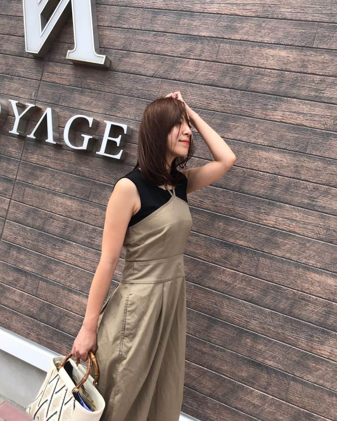 真坂はづきさんのインスタグラム写真 - (真坂はづきInstagram)「夏スタイル🌈オフの日🌈 今回も #voyage さんにて お任せでメンテナンス✂︎ 落ち着いたトーンのカラーに透け感を出してもらいました。  最近は前髪を伸ばし中。のびろ〜のびろ〜🌾 担当の栗田さん、ありがとうございました🙌 (強風でしかめっ面多め)  #ヘアカラー #ボブヘアー  #ヘアサロン  @voyage__official」8月2日 17時02分 - masakahazuki
