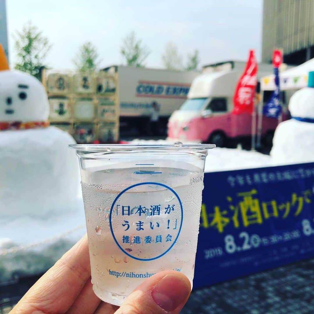 白鶴酒造株式会社のインスタグラム：「真夏の大阪に雪が降る！日本酒ロックで雪見酒　開催中！ グランフロント大阪で雪見をしながら灘・伏見8社の日本酒ロックと美味しい夏の肴を楽しめます。ちょっと涼しくなってきました^_^ お仕事帰り、お買い物の合間にお立ち寄りくださいね☆ ▼日本酒ロックで雪見酒 日時：8/2（金）15:30～20:00、8/3（土）14:00～20:00 お酒：灘伏見の日本酒ロック　３杯５００円。浴衣着用か扇子持参で１杯サービス♪ 場所：グランフロント大阪 うめきた広場 主催：「日本酒がうまい！」推進委員会 ＨＰ：http://nihonshugaumai.jp/yukimizake2019/  #日本酒 #hakutsuru #折り鶴 #foldedpapercrane #japan #神戸 #kobe #酒 #sake #japanesesake #japaneseculture #灘五郷 #GI灘五郷 #lovehyogo #lovekobe #insta_higashinada #日本酒ロックで雪見酒 #日本酒ロック #日本酒がうまい推進委員会 #グランフロント大阪 #雪見酒」